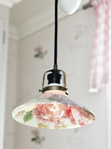 Lámpara de galvanizado decorada con técnica de decoupage diseño rosas